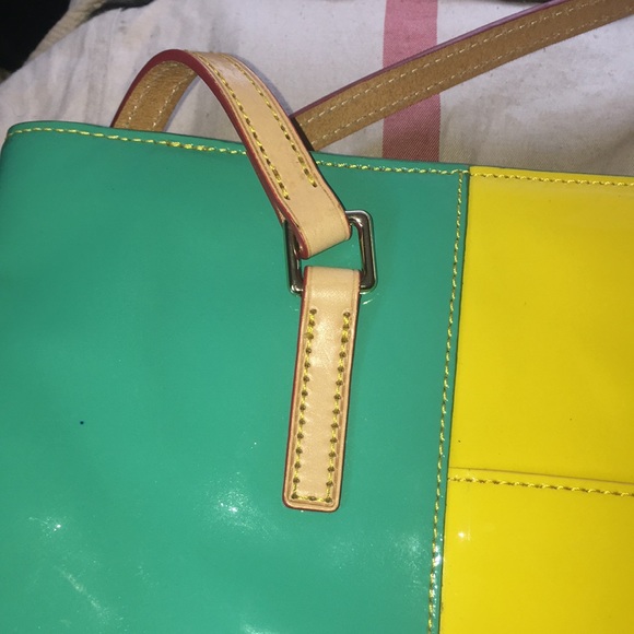 Dooney and Bourke patten leather and leather handle bag - Picture 6 of 9